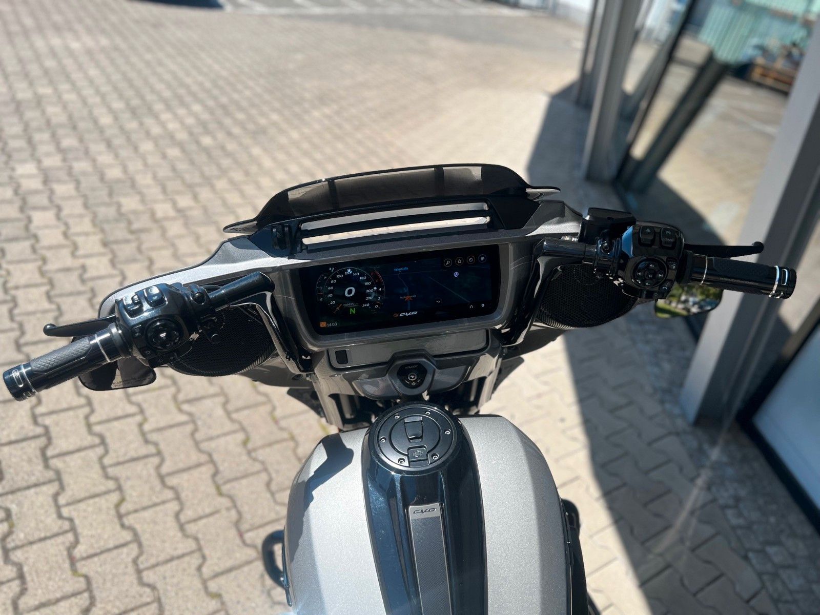 Fahrzeugabbildung Harley-Davidson Street Glide CVO Jekill & H-D Ape Lenker