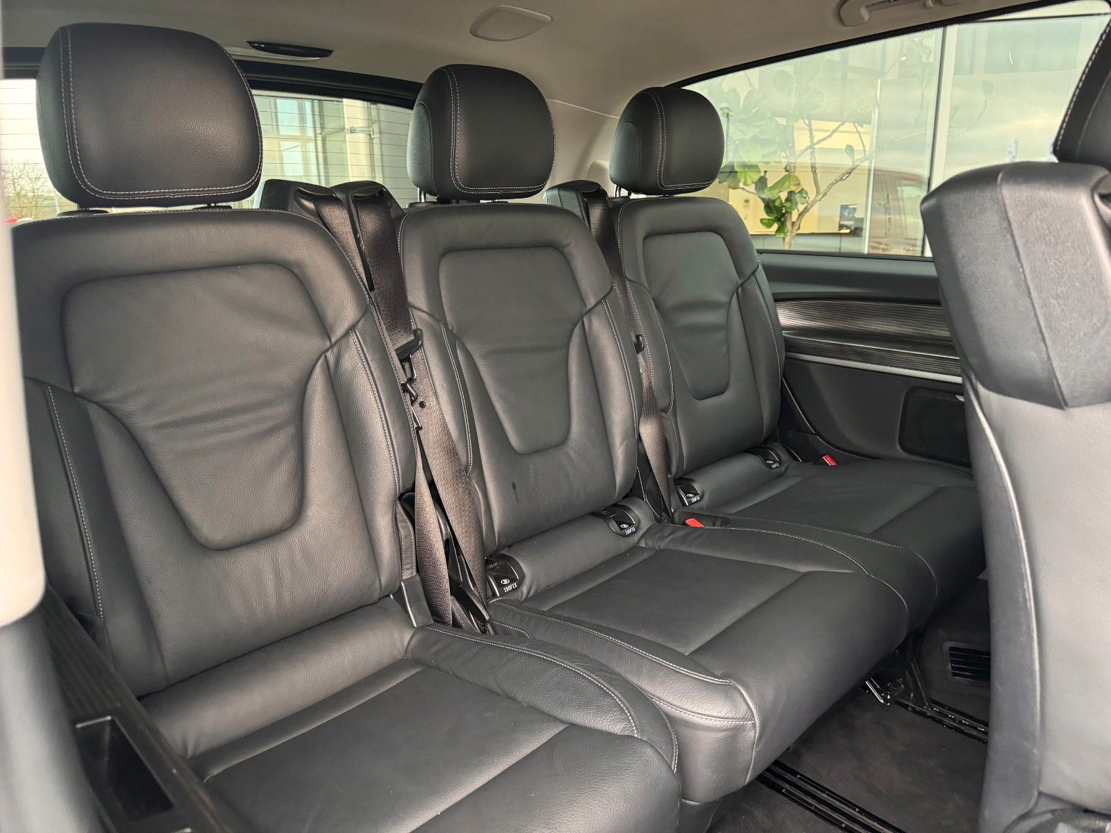 Fahrzeugabbildung Mercedes-Benz V 300 d AVA Extralang 4MATIC AHK Stdh DISTRONIC