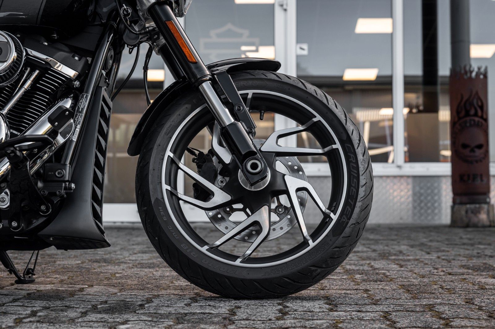 Fahrzeugabbildung Harley-Davidson FLSB Sport Glide Softail - JEKILL & HYDE STAGE 1