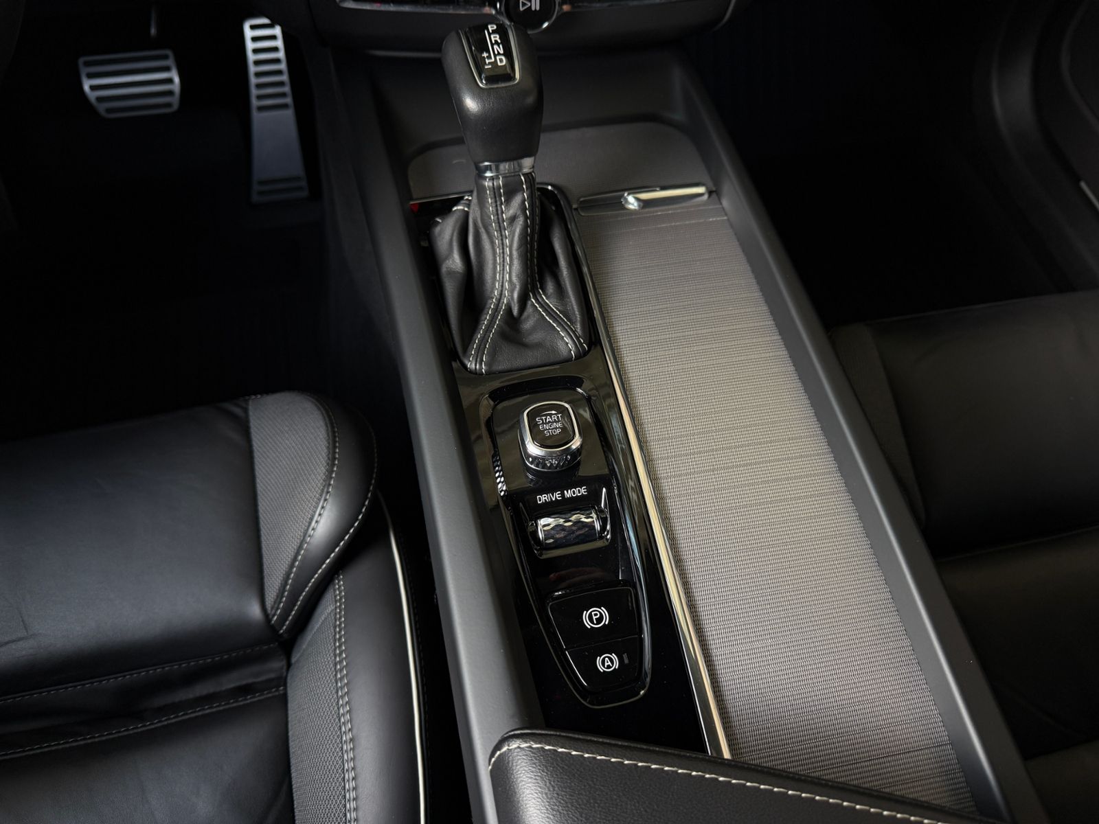 Fahrzeugabbildung Volvo XC60 R Design AHK H/K KAM LED