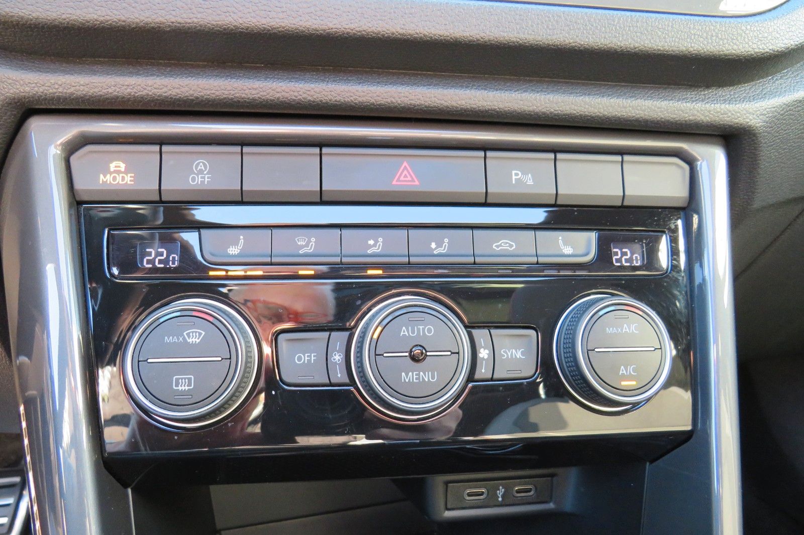 Fahrzeugabbildung Volkswagen T-Roc SPORT PANO AHK LED NAVI ACC PDC SITZH. 1.H
