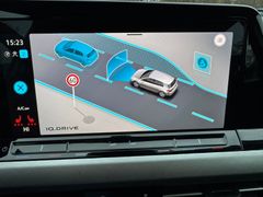 Fahrzeugabbildung Volkswagen Golf VIII Lim. Life Navi Massage Sitzh ACC Lane