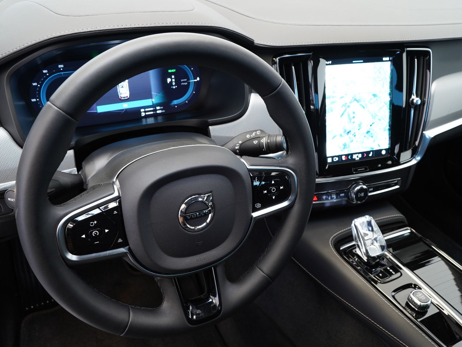 Fahrzeugabbildung Volvo V90 T6 AWD Recharge Plug-In Plus Dark