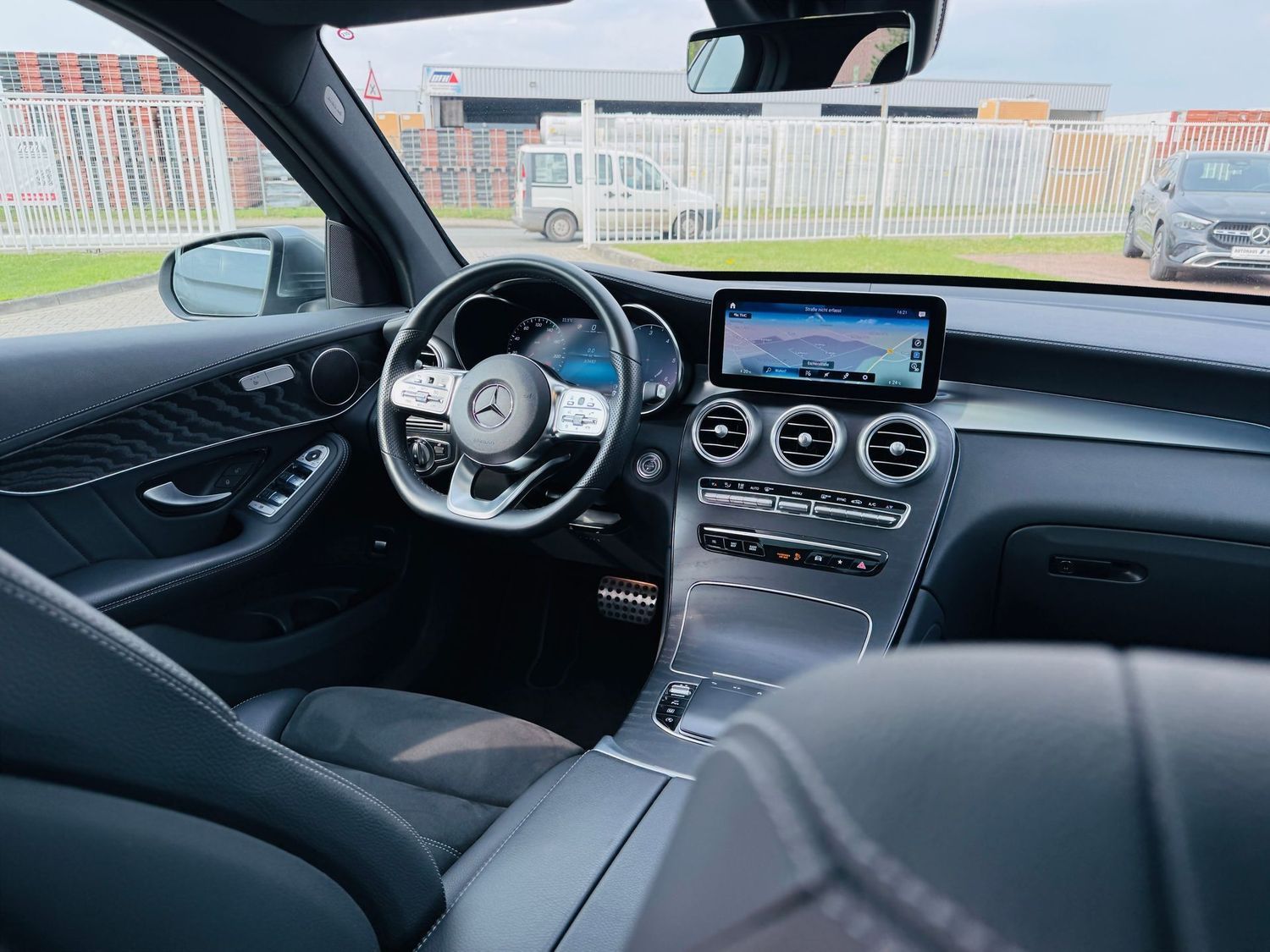 Fahrzeugabbildung Mercedes-Benz GLC 220 d 4M AMG, Panodach, AHK schw, PTS, RFK,