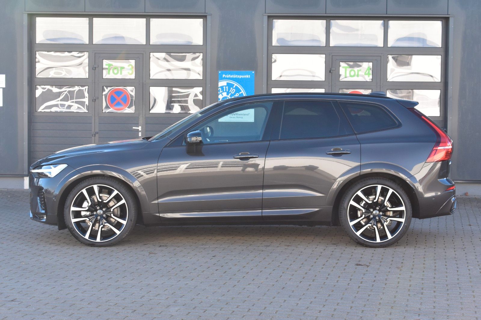 Fahrzeugabbildung Volvo XC60 B5D AWD Ultimate Dark*PANO*STHZ*360*B&W*22"