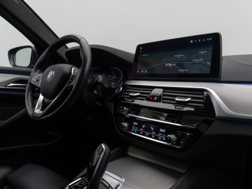 Fahrzeugabbildung BMW 530d Luxury Line Panorama Laser Kamera HUD HiFi