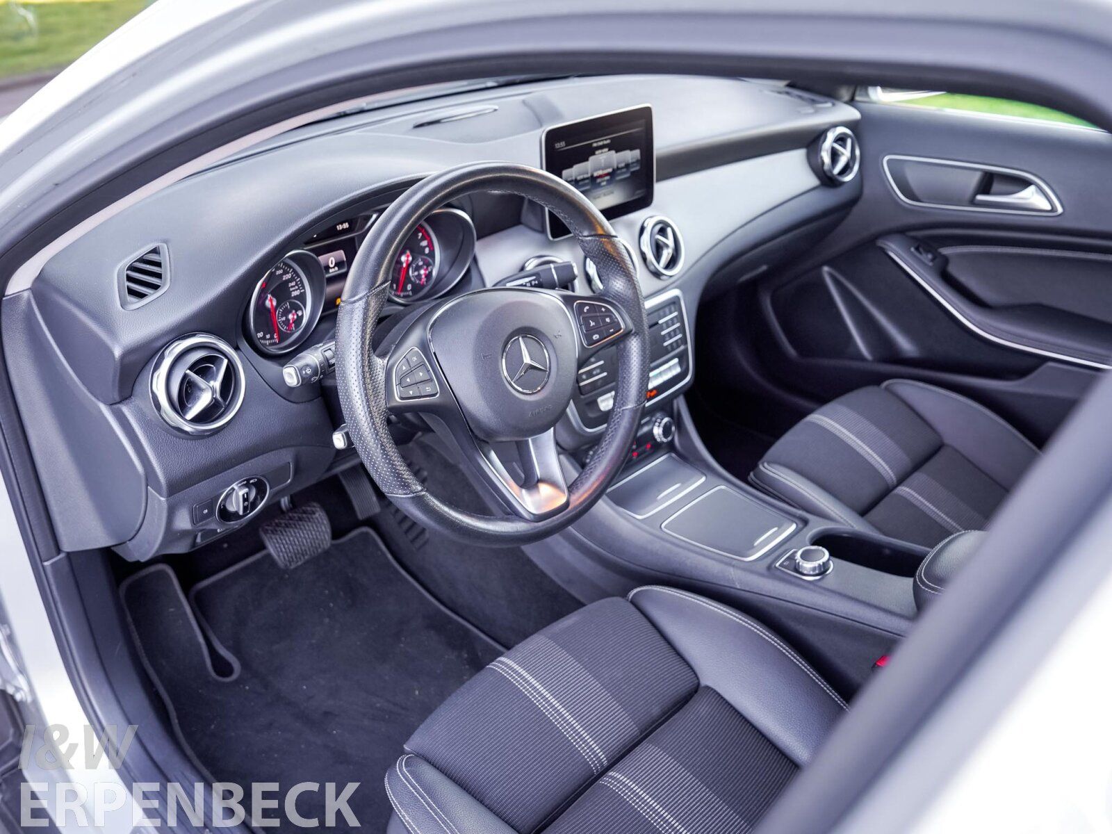Fahrzeugabbildung Mercedes-Benz GLA 180 Sport Utility Vehicle Ambiente Tempomat