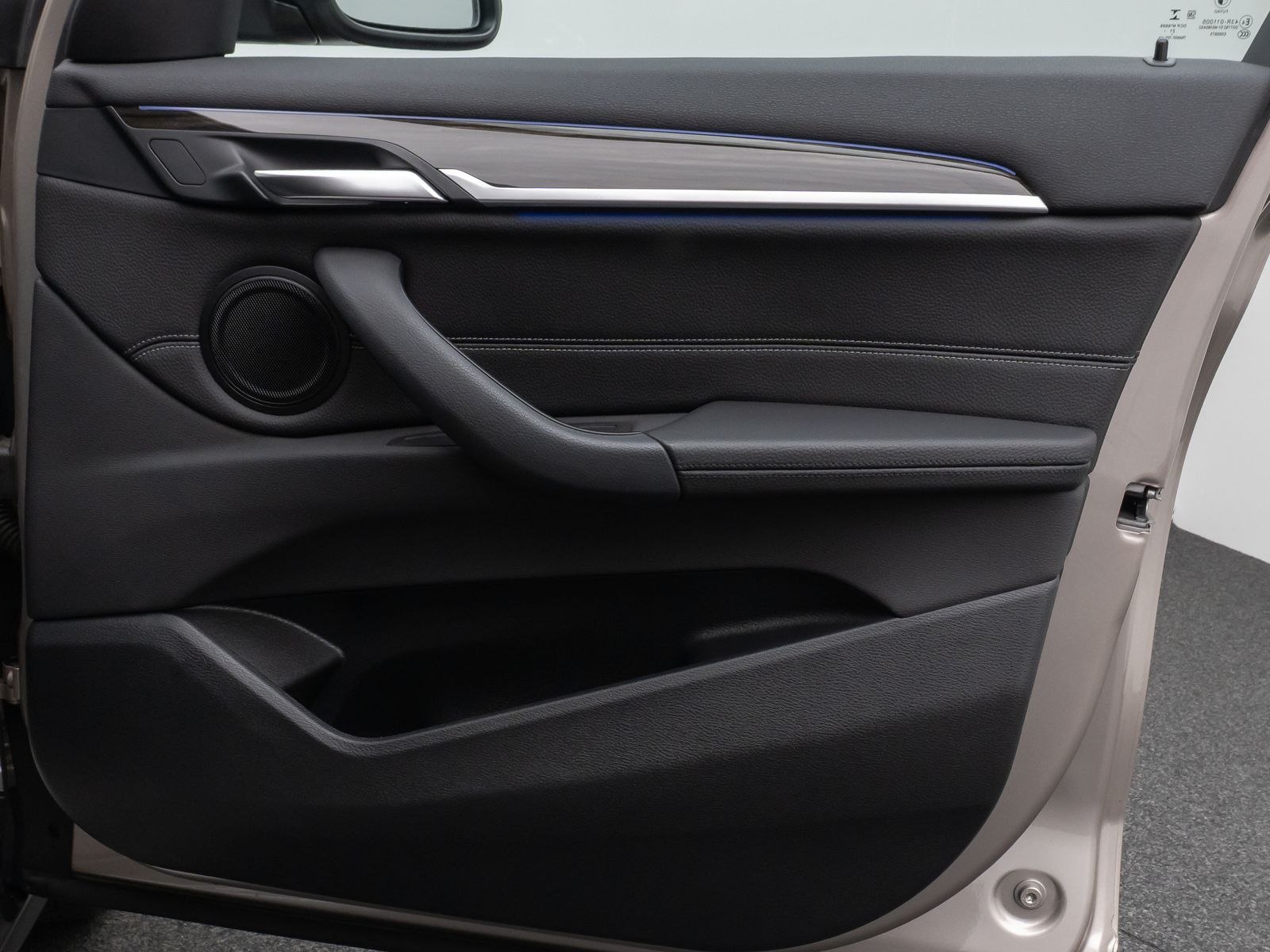 Fahrzeugabbildung BMW X1 sD20i xLine Kamera HUD DAB HiFi AHK Sport 18"