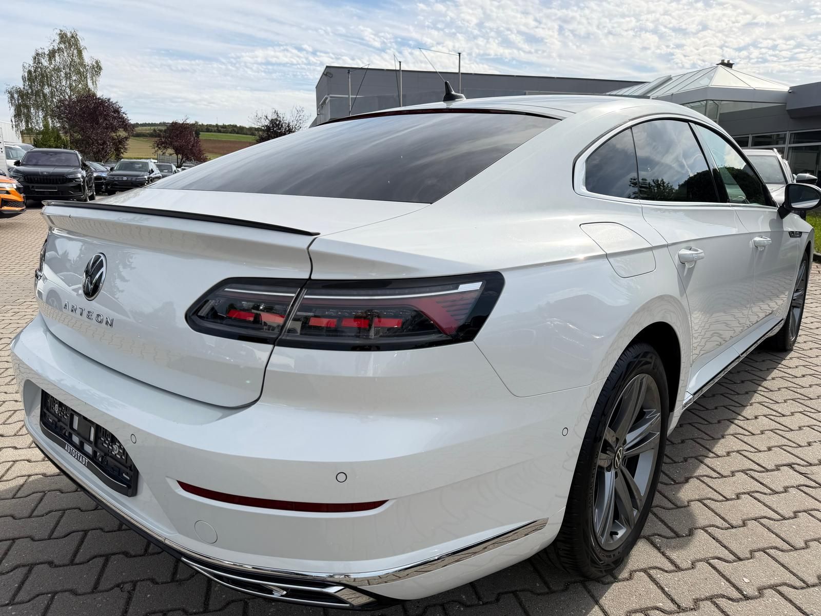 Volkswagen Arteon Lim R-Line IQ.Drive Navi AHK HUD Pano Par foto 4
