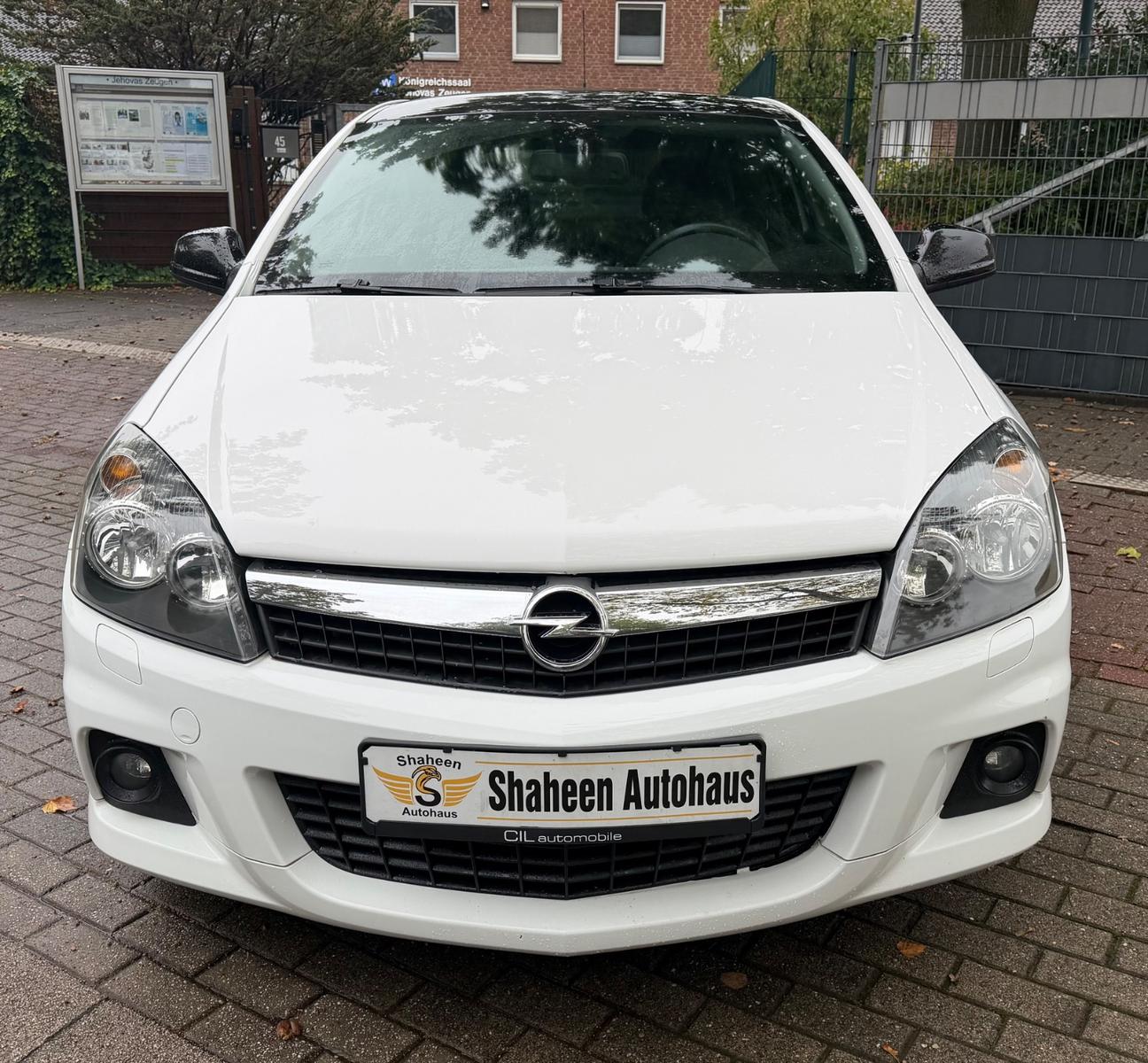 Opel Astra H GTC Black & White