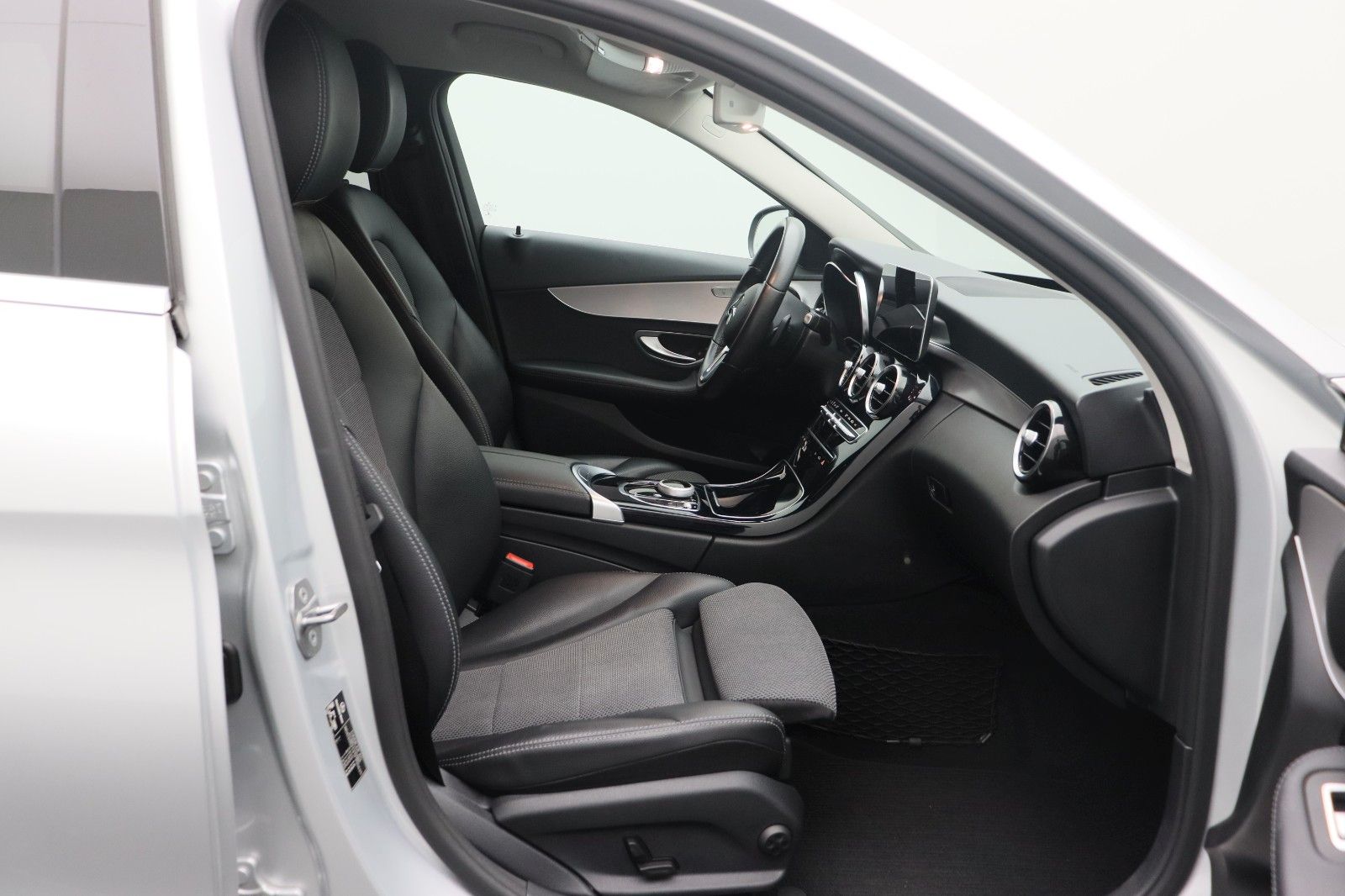Fahrzeugabbildung Mercedes-Benz C 300 T-Modell 4Matic ACC AHK LED