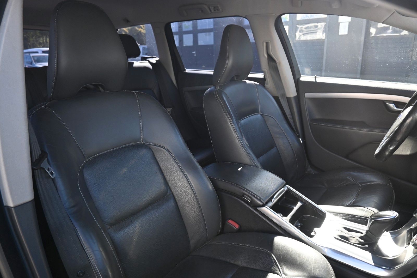 Fahrzeugabbildung Volvo V70 Kombi D3 DPF Black Edition*NAV*TEMP*Mietkauf