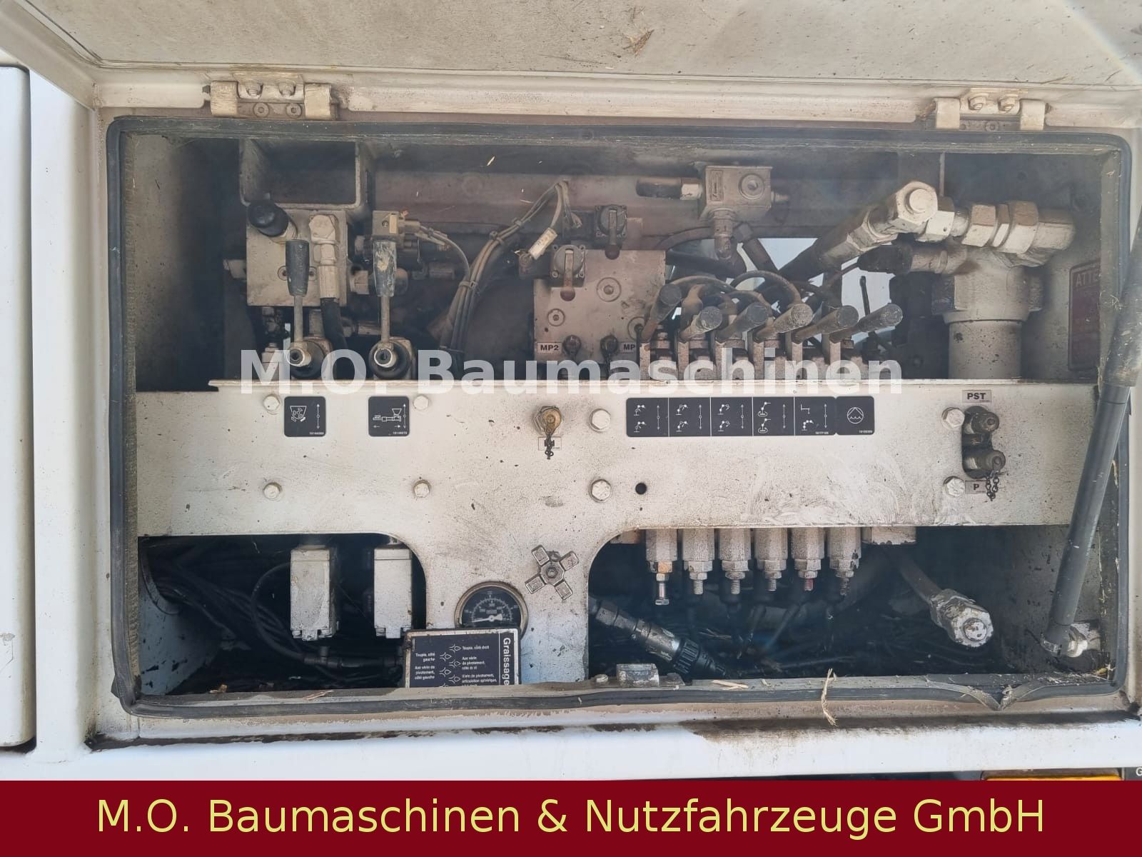 Fahrzeugabbildung Mercedes-Benz Actros 3241 Betonmischer+ Schwing Setter Pumpe