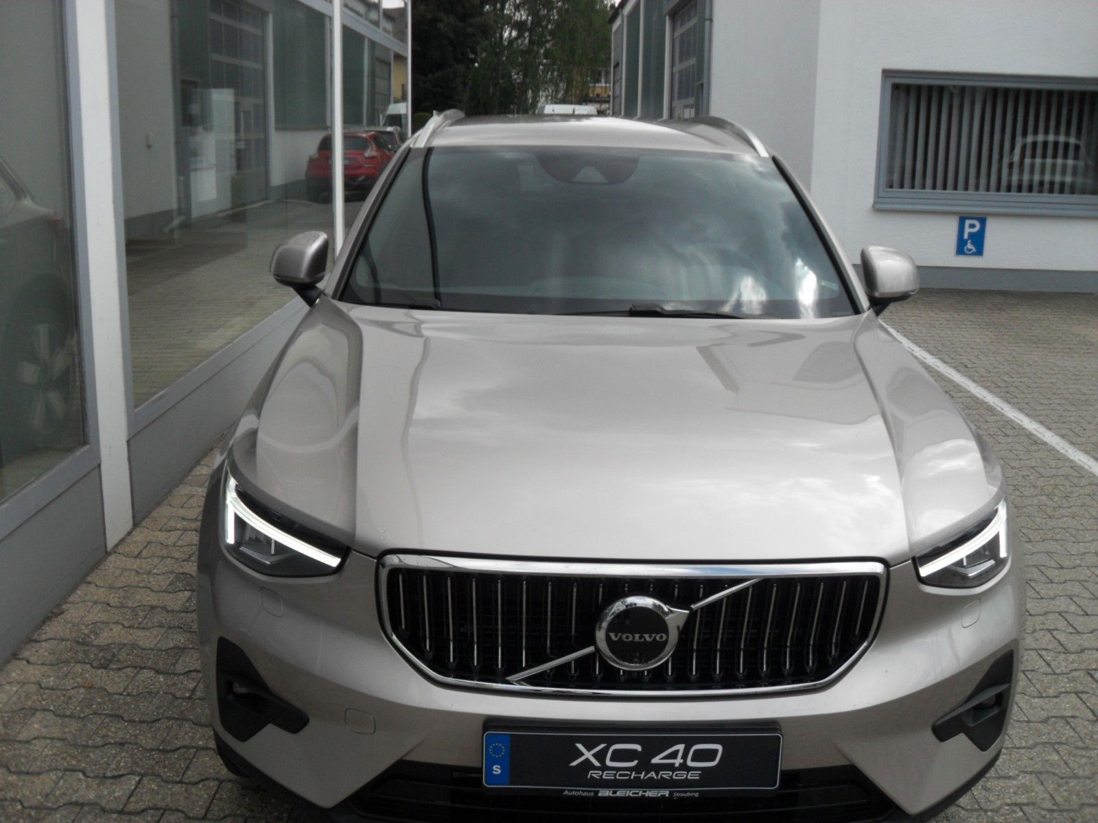 Fahrzeugabbildung Volvo XC40 T5 Plus Bright Plug-In Hybrid  | 360°