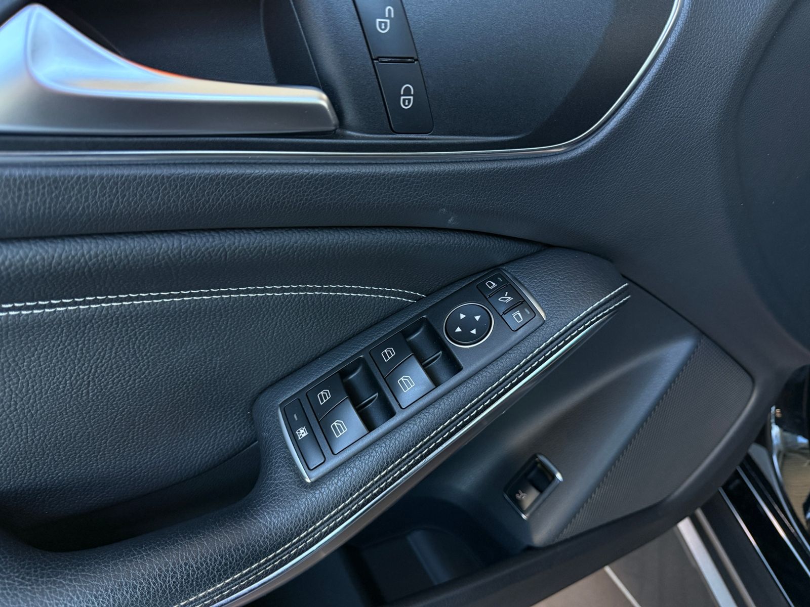 Fahrzeugabbildung Mercedes-Benz GLA 250 4Matic STNDHZ PANO DISTR 360°