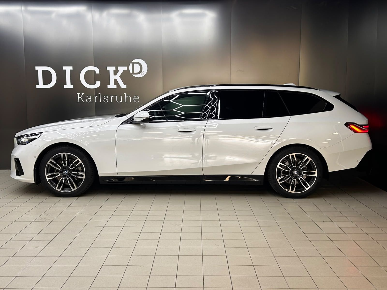 Fahrzeugabbildung BMW 520 T Sport Aut M PAKET+SCHADO+HEAD+H&K+360+AHK+