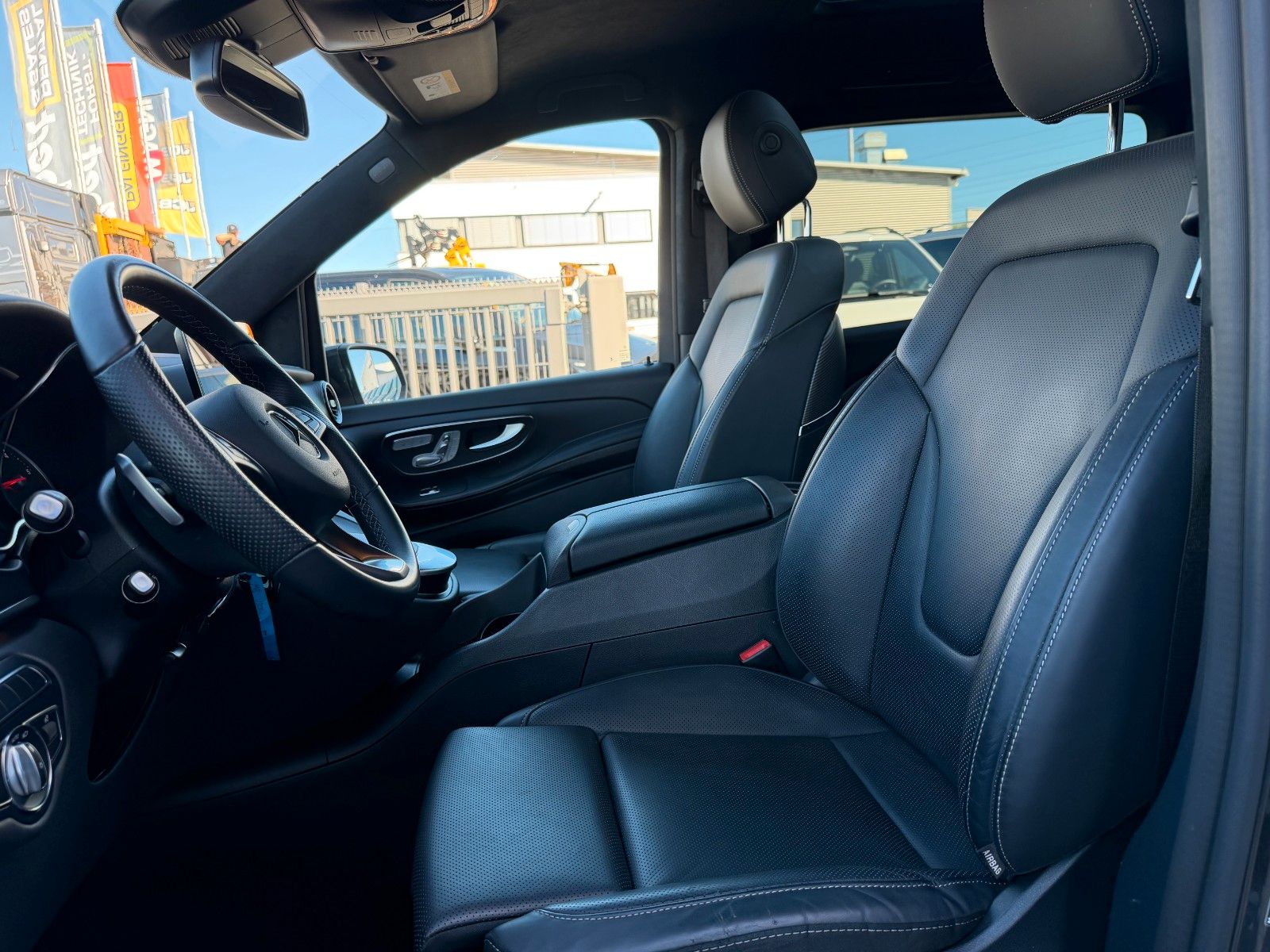 Fahrzeugabbildung Mercedes-Benz V 300 d EXCLUSIVE ED AMG AIRMATICAHK2,5to Pano