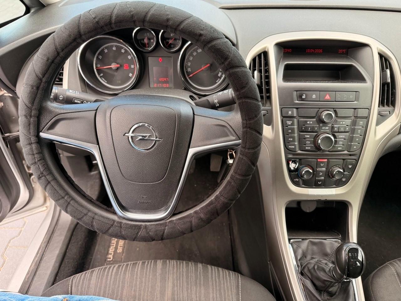 Opel Astra 2012 — photo 8