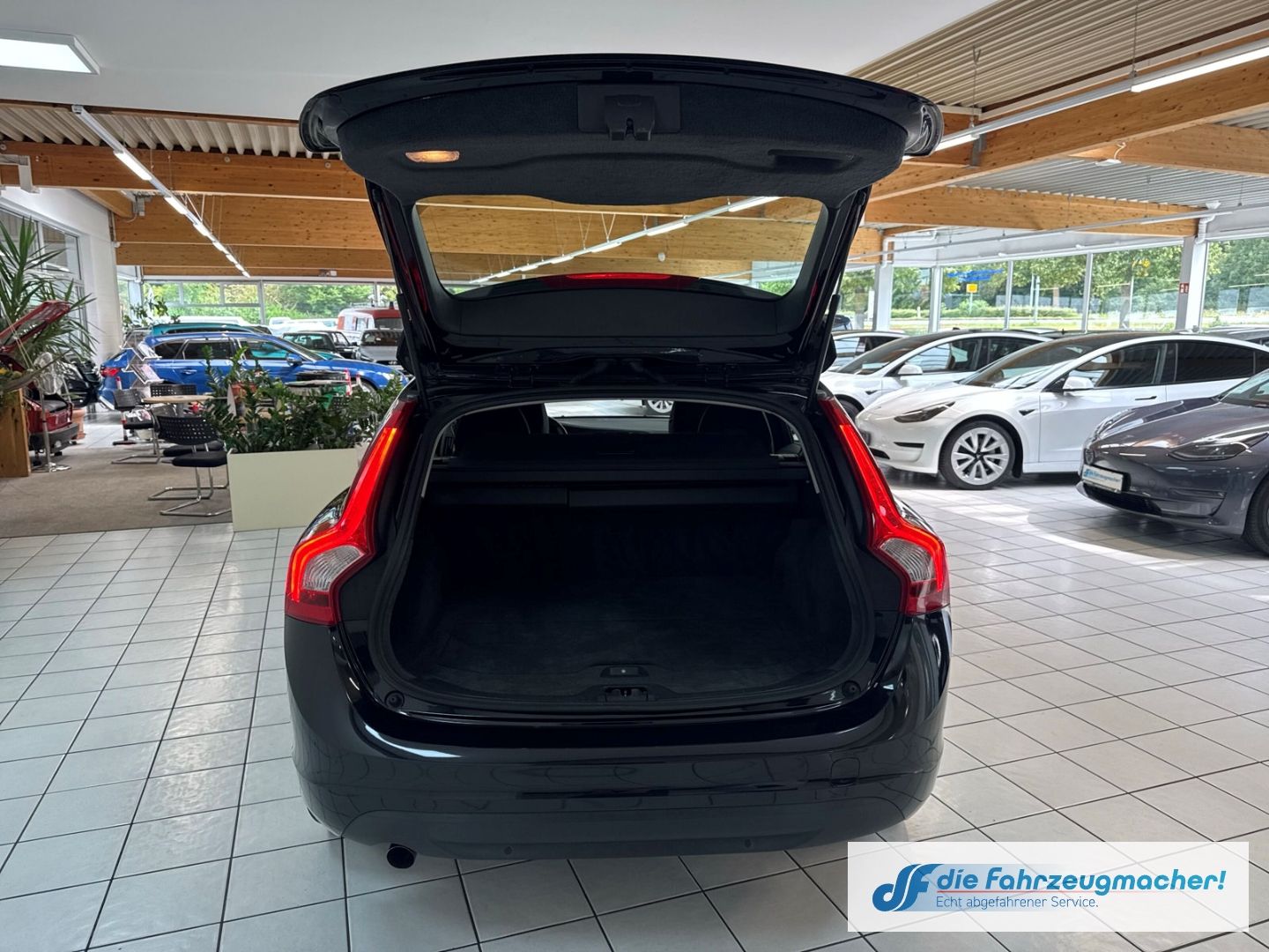 Fahrzeugabbildung Volvo V60 Kombi Momentum D3 Navi Klimaautom Musikstrea