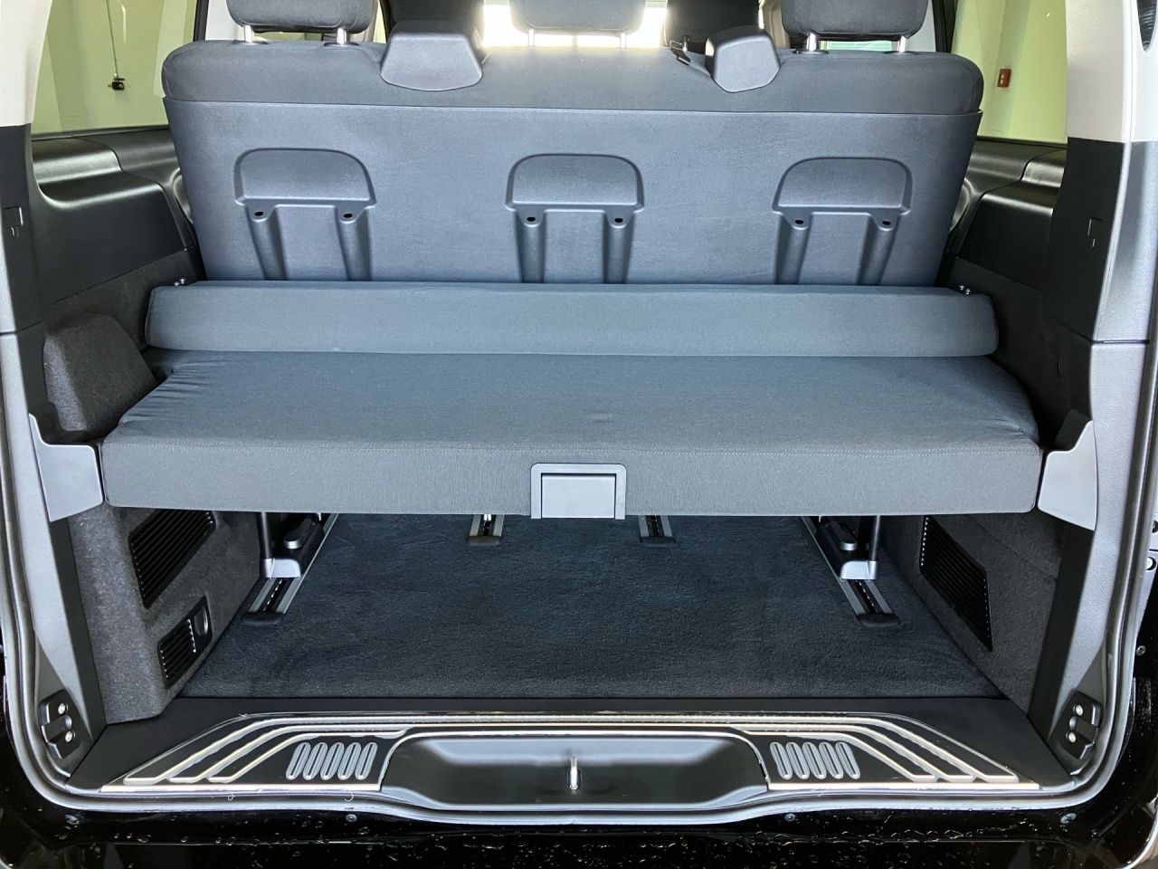 Fahrzeugabbildung Mercedes-Benz V 250 d STY / L Liegebank LED AHK Allrad Kamera