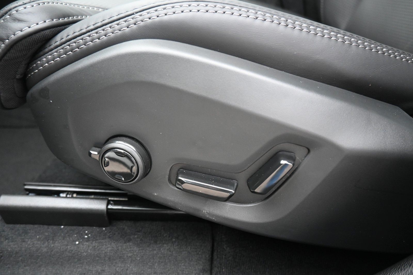 Fahrzeugabbildung Volvo XC60 B5 AWD Ultra Black Edition*360*LUFT*ACC*AHK