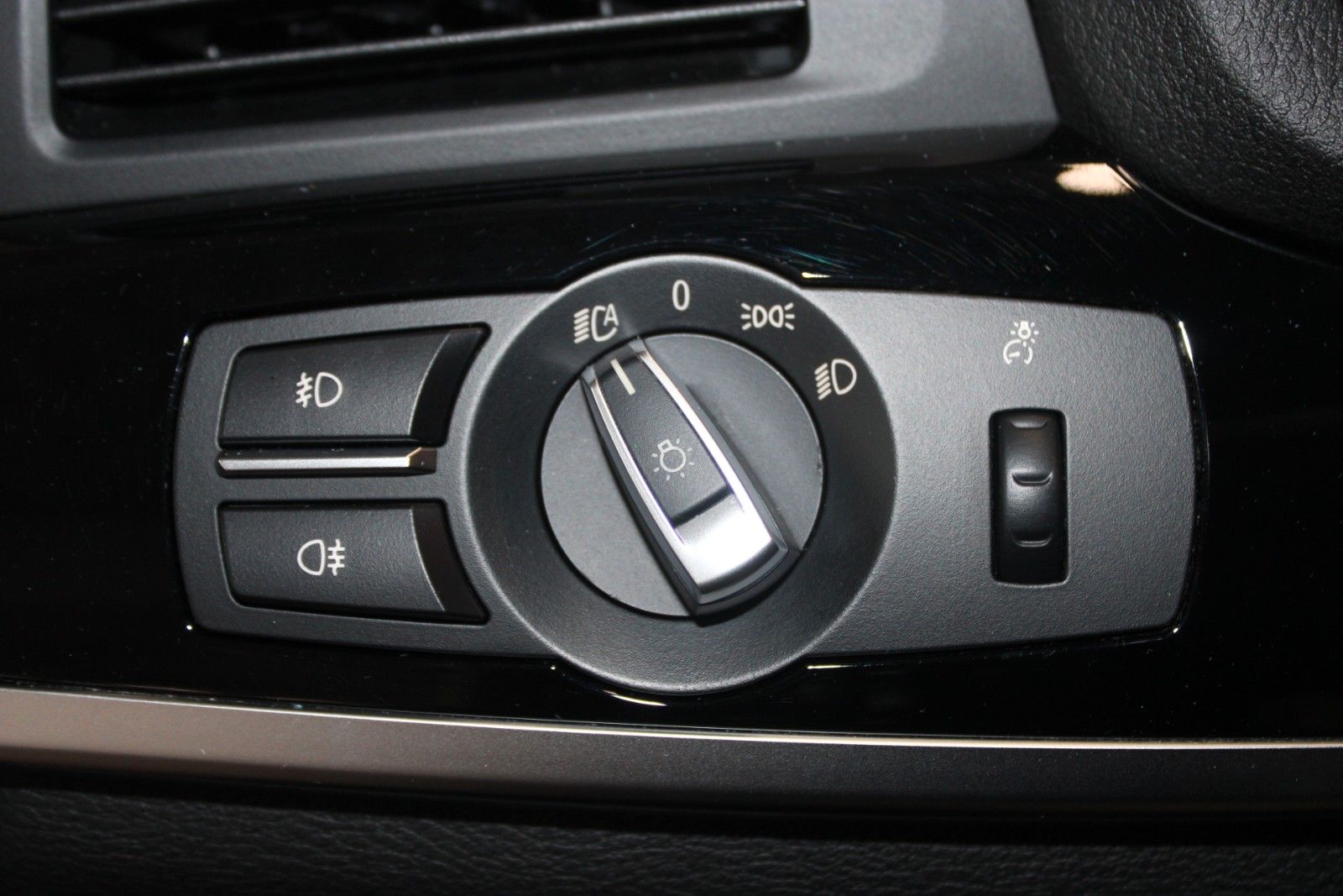 Fahrzeugabbildung BMW X3 xDrive28i xLine Aut. AHK HUD LEDER STDHZ uvm.