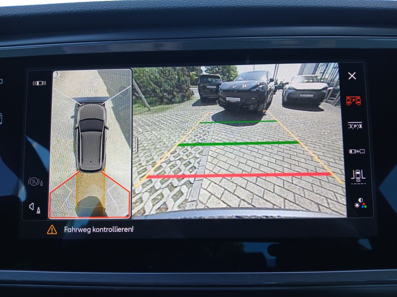 Fahrzeugabbildung SEAT Ateca TSI DSG AHK LED Navi AID ACC 360° 19"
