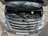 Hyundai H-1  Sarex Gray 2.5 CRDi Travel Family+ 8 Sitzer - : Sitzer 8