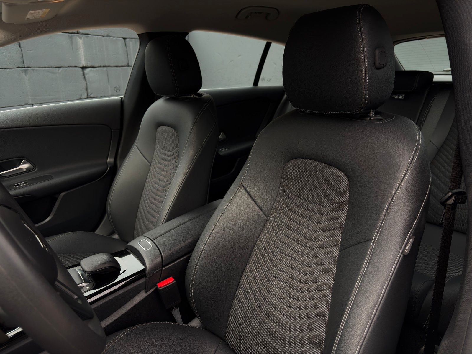 Fahrzeugabbildung Mercedes-Benz CLA 180 SB SHZ LKA TEMP MBUX Navi Wifi CarPlay