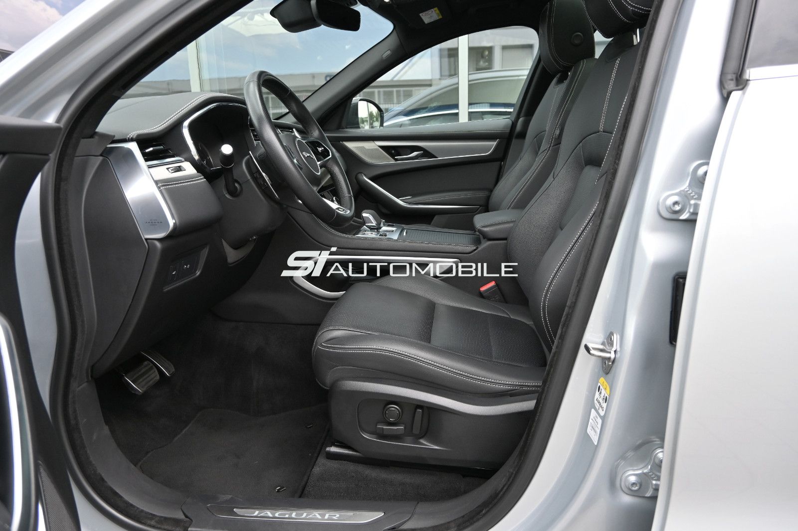 Fahrzeugabbildung Jaguar F-Pace D300 R-DYNAMIC SE AWD °ACC°AHK°HUD°PANO°