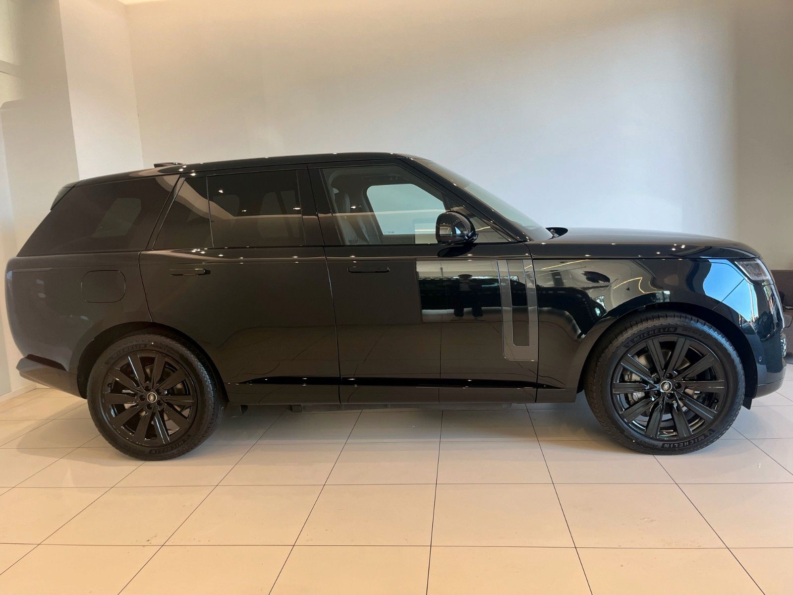 Fahrzeugabbildung Land Rover Range Rover P460e HSE Hybrid AHK & Panoramadach