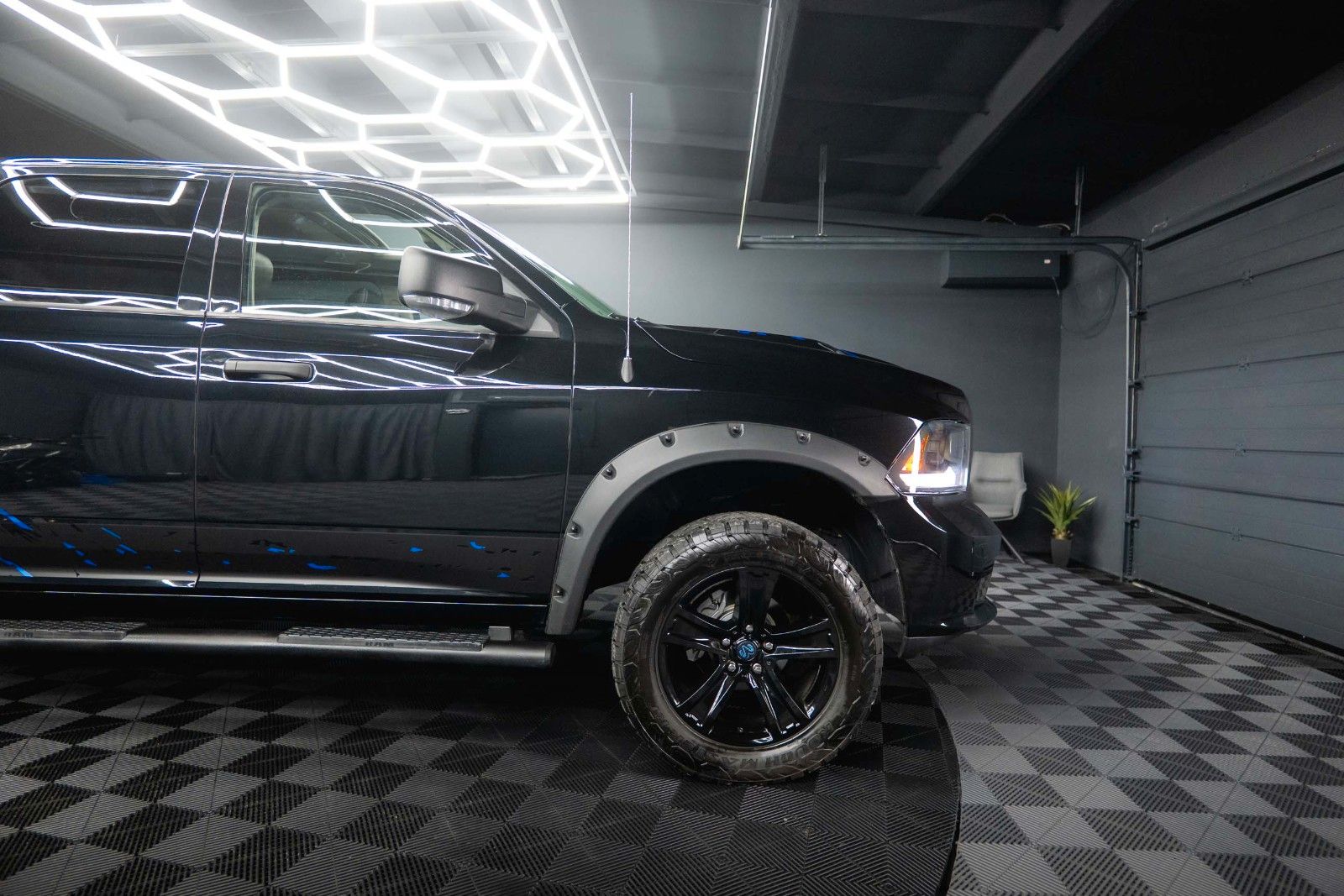 Fahrzeugabbildung Dodge RAM 5.7 V8 HEMI 4x4 OFFROAD Night LONGBED RAMBOX
