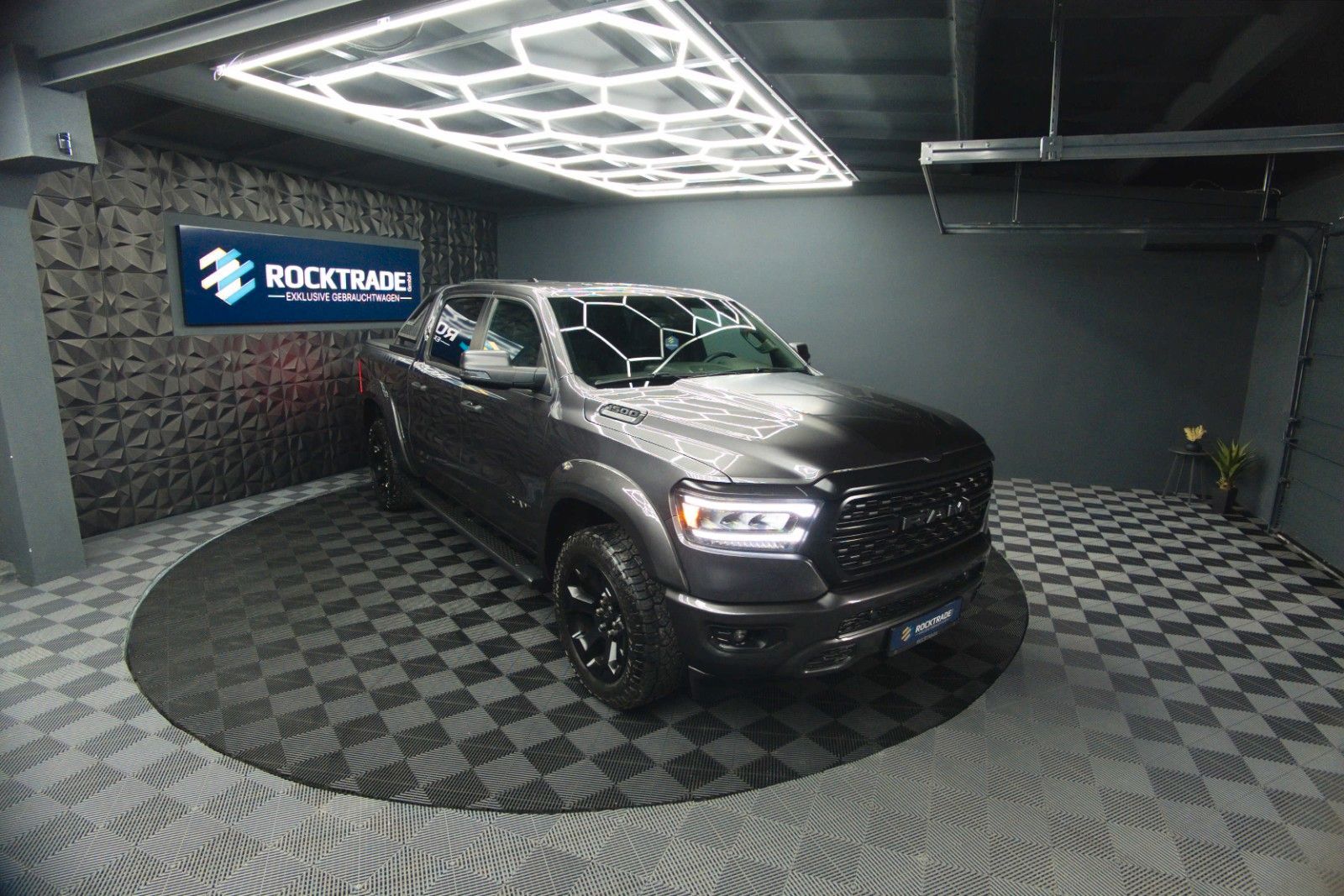 Fahrzeugabbildung Dodge RAM 5.7 V8 HEMI 4x4 OFFROAD Night-Paket *LED*