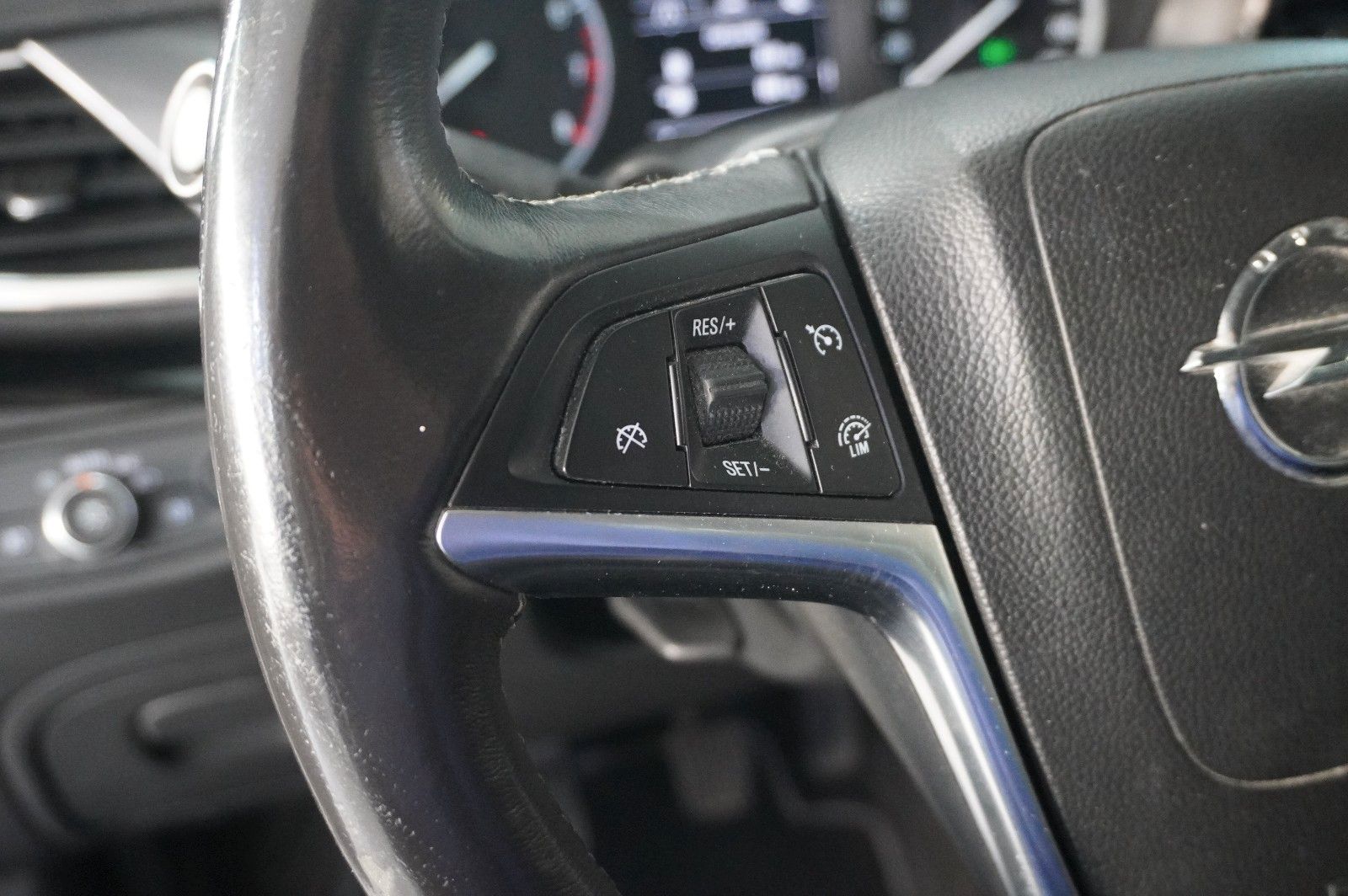 Fahrzeugabbildung Opel Mokka X 1.4 ON NAVI/LED/KAMERA/SHZ/SPORT/NEBEL