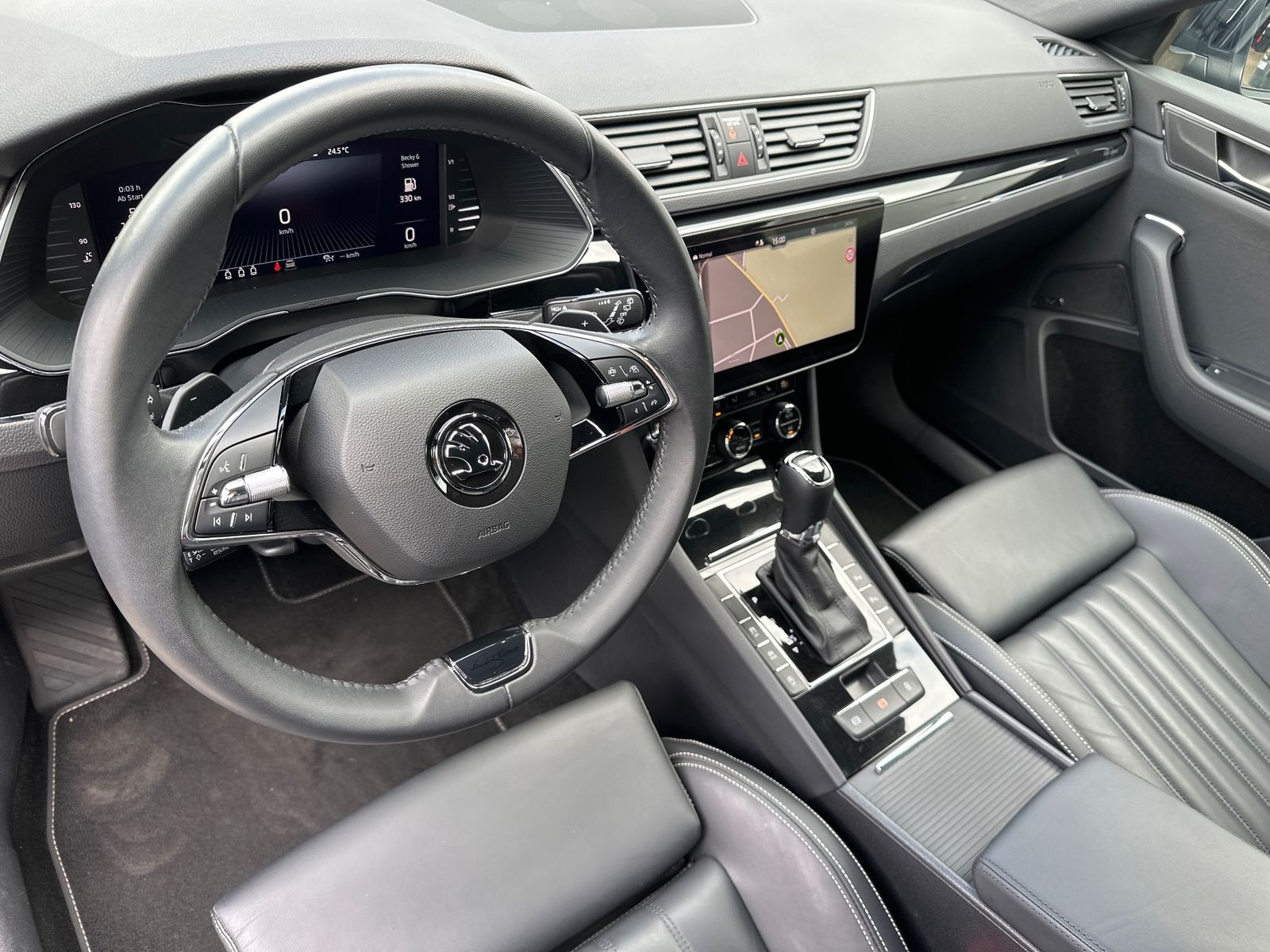 Fahrzeugabbildung SKODA Superb Combi 2.0 TDI DSG L&K 4x4 NAV+LED+AHK+KAM