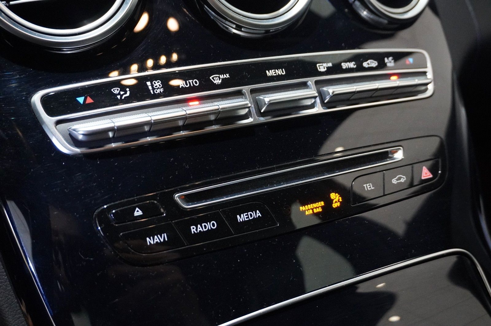 Fahrzeugabbildung Mercedes-Benz C 200 LIM. AMG LINE NAVI/LED/KAMERA/SH/SPORT/AHK