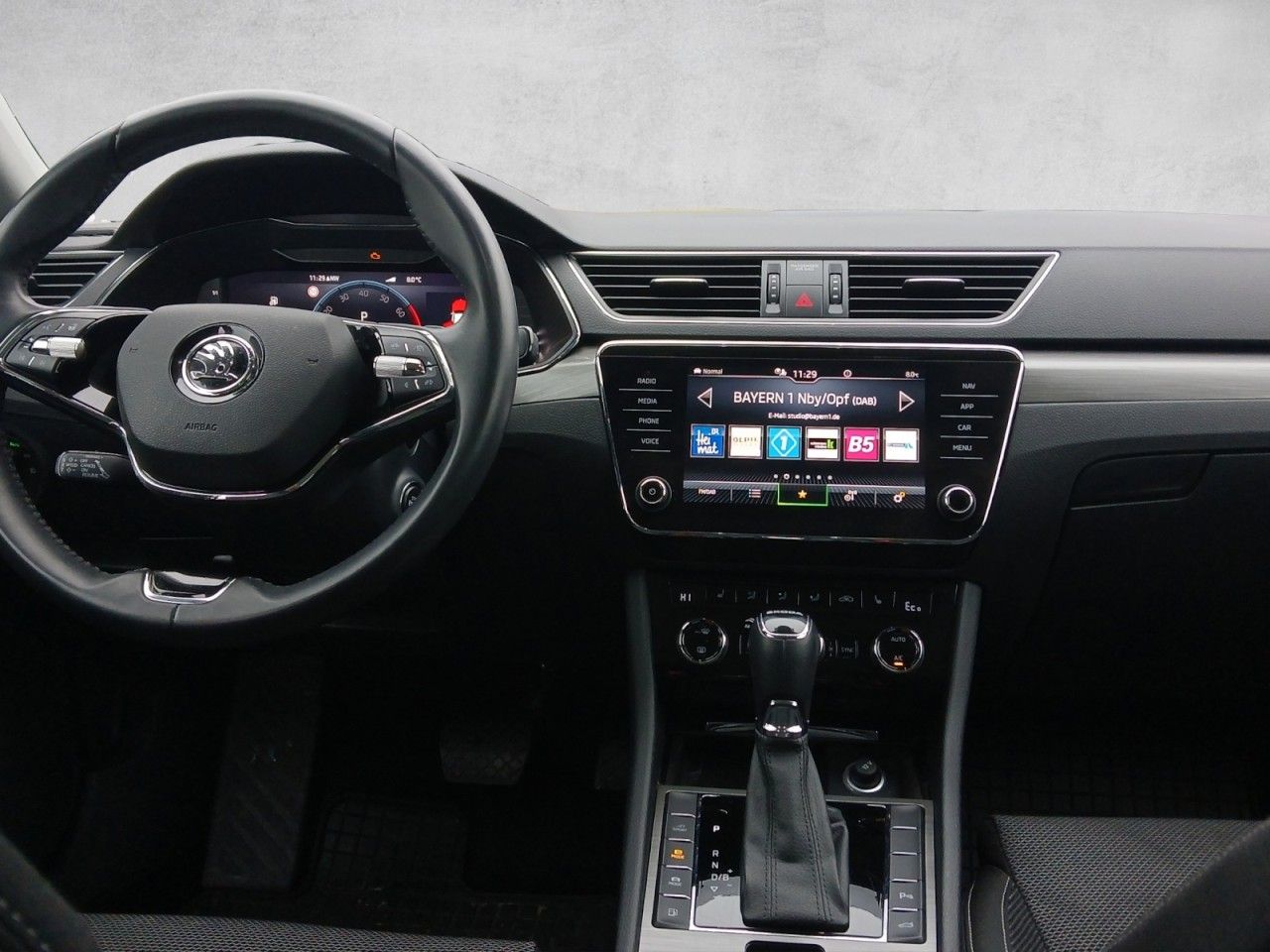 Fahrzeugabbildung SKODA Superb Combi Style iV AHK NAVI Standheizung