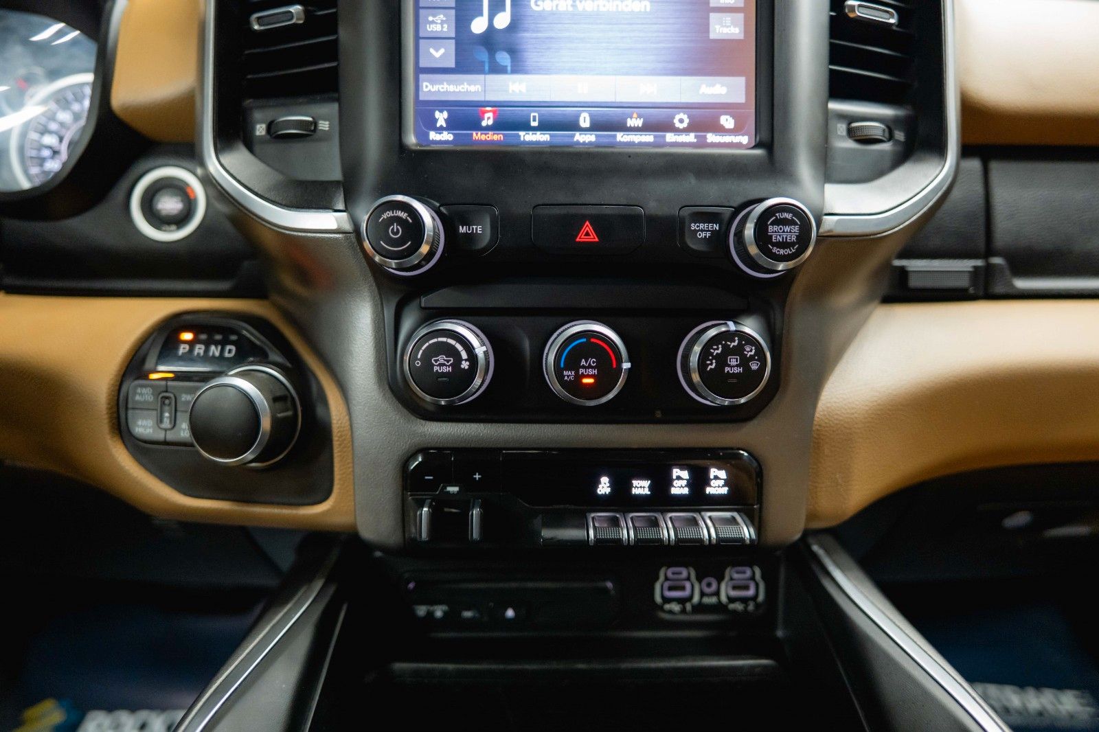 Fahrzeugabbildung Dodge RAM 5.7 V8 HEMI 4x4 OFFROAD LONGBED Night-Paket