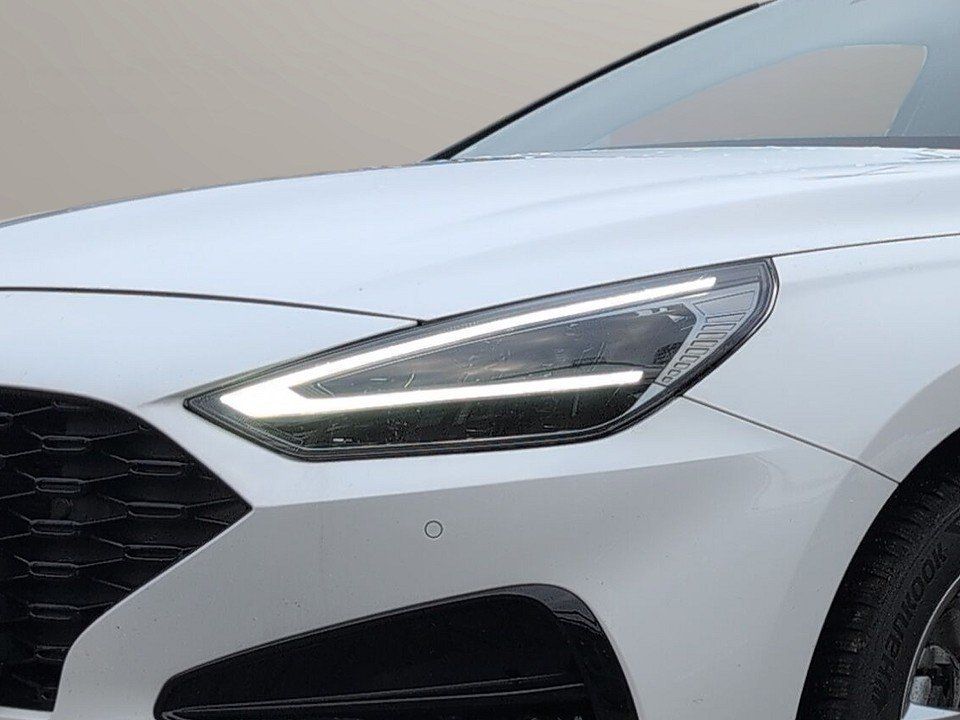 Fahrzeugabbildung Hyundai i30 KOMBI 1.0T AT ADVANTAGE QI+NAVI+2xSHZ+KAMERA