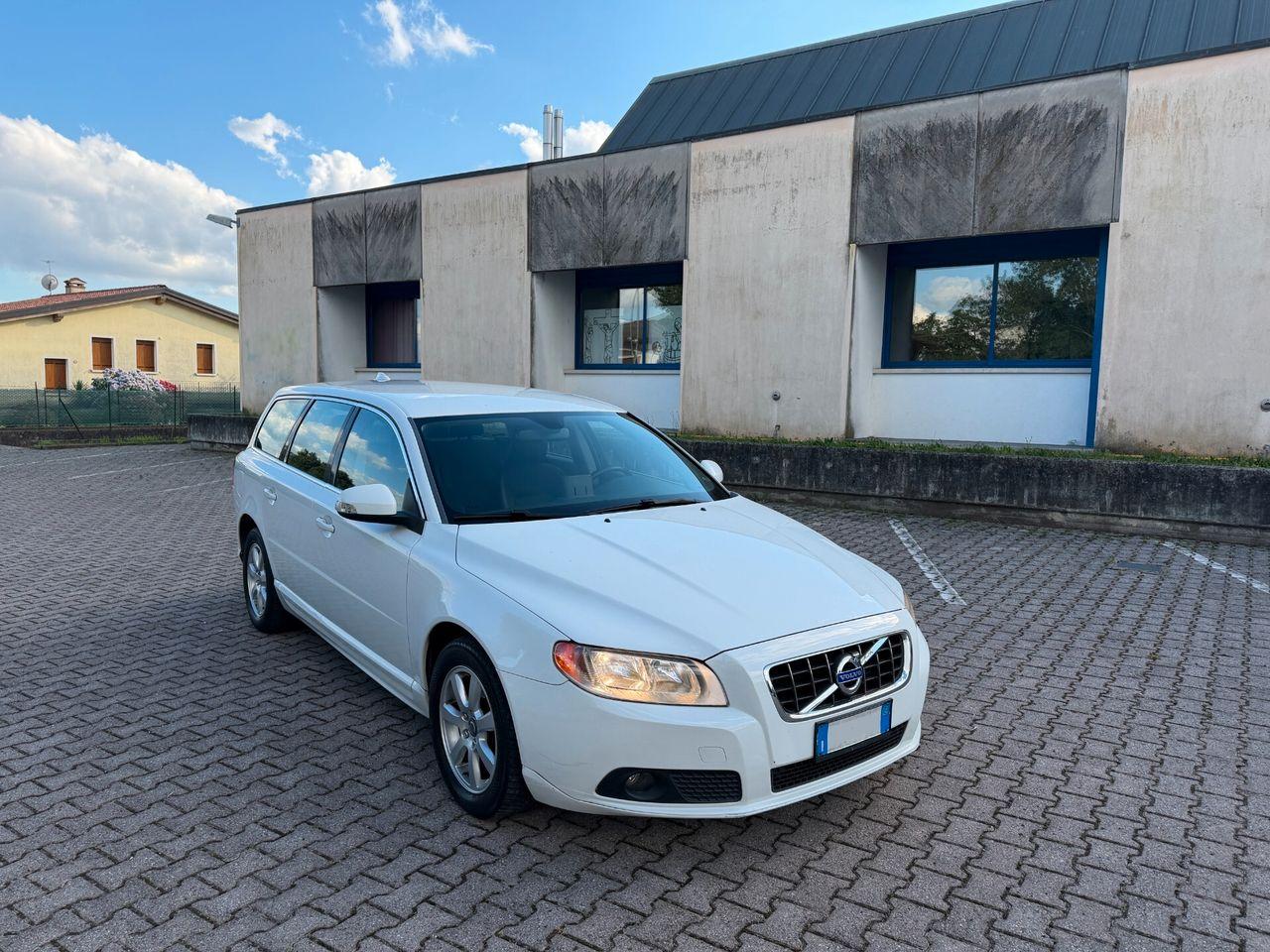 Volvo V70 2010 — rear view