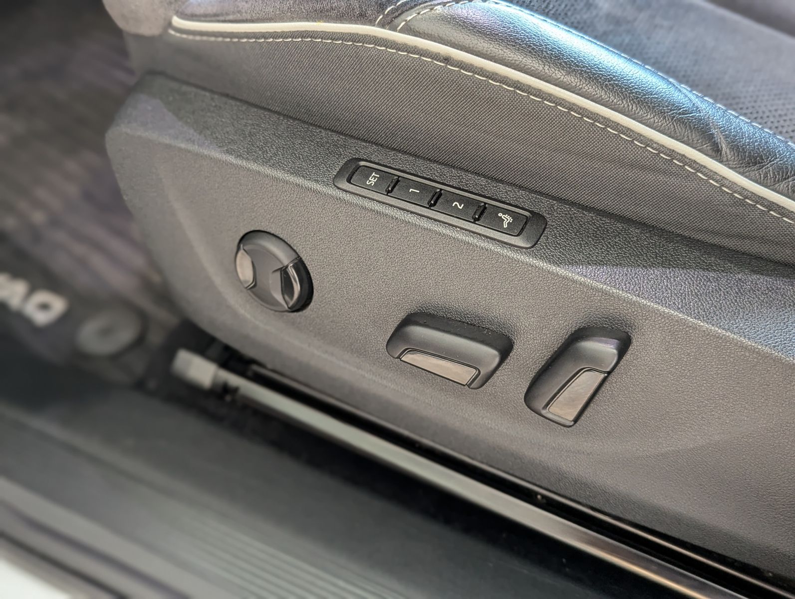SKODA Enyaq 80 Sportline ACC Pano DCC Memory 360° HOD - Image 26