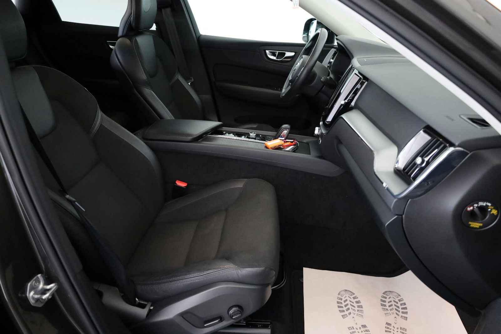 Fahrzeugabbildung Volvo XC60 T6 AWD R Design,HUD,Panoram,360°,4xSHAHK+WR