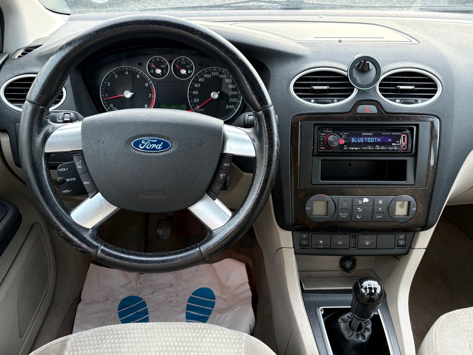 Fahrzeugabbildung Ford Focus 1.6 Lim. Ghia Klimaauto Glasdach SHZ PDC