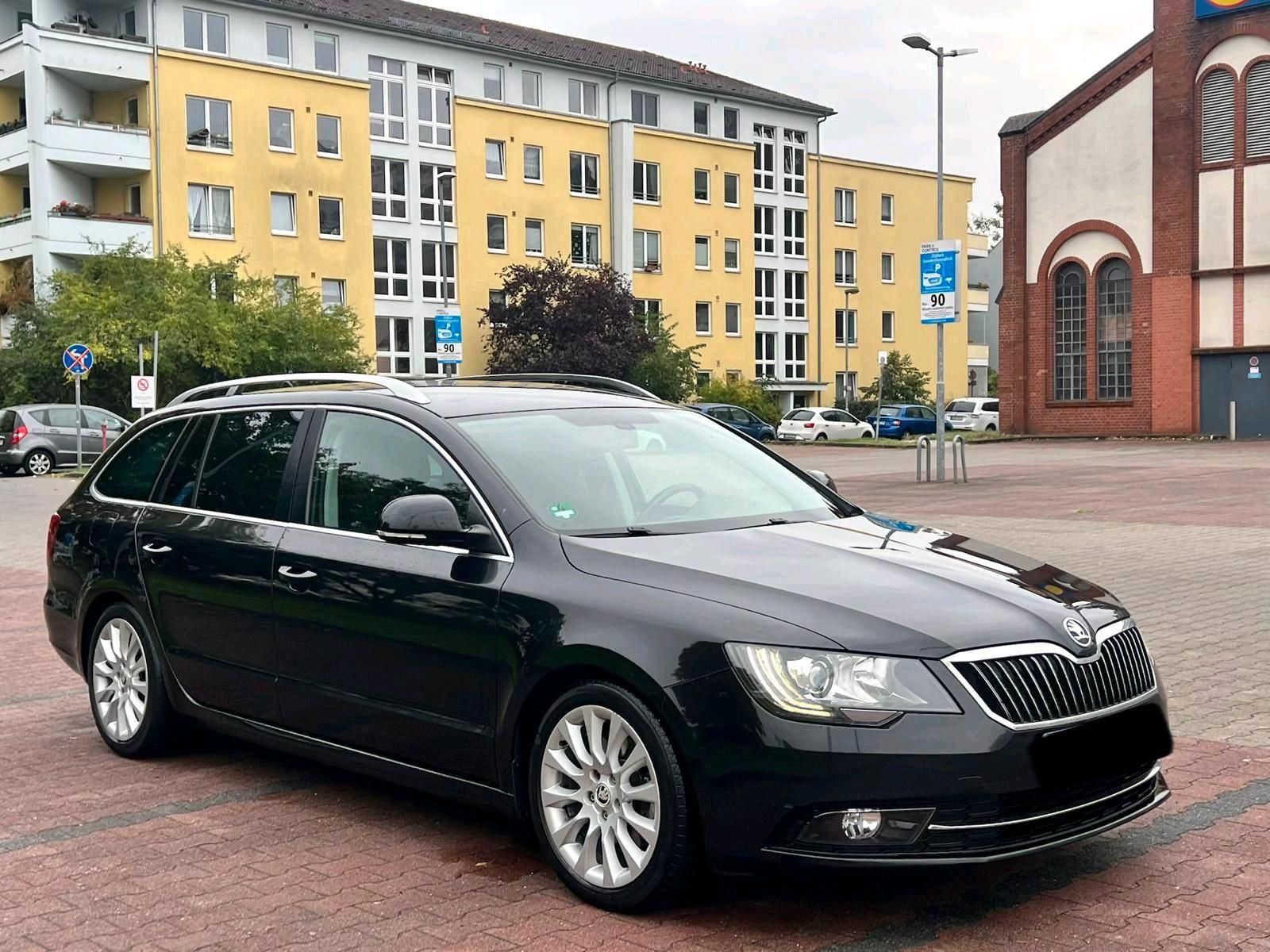 Skoda Superb 2013 — салон