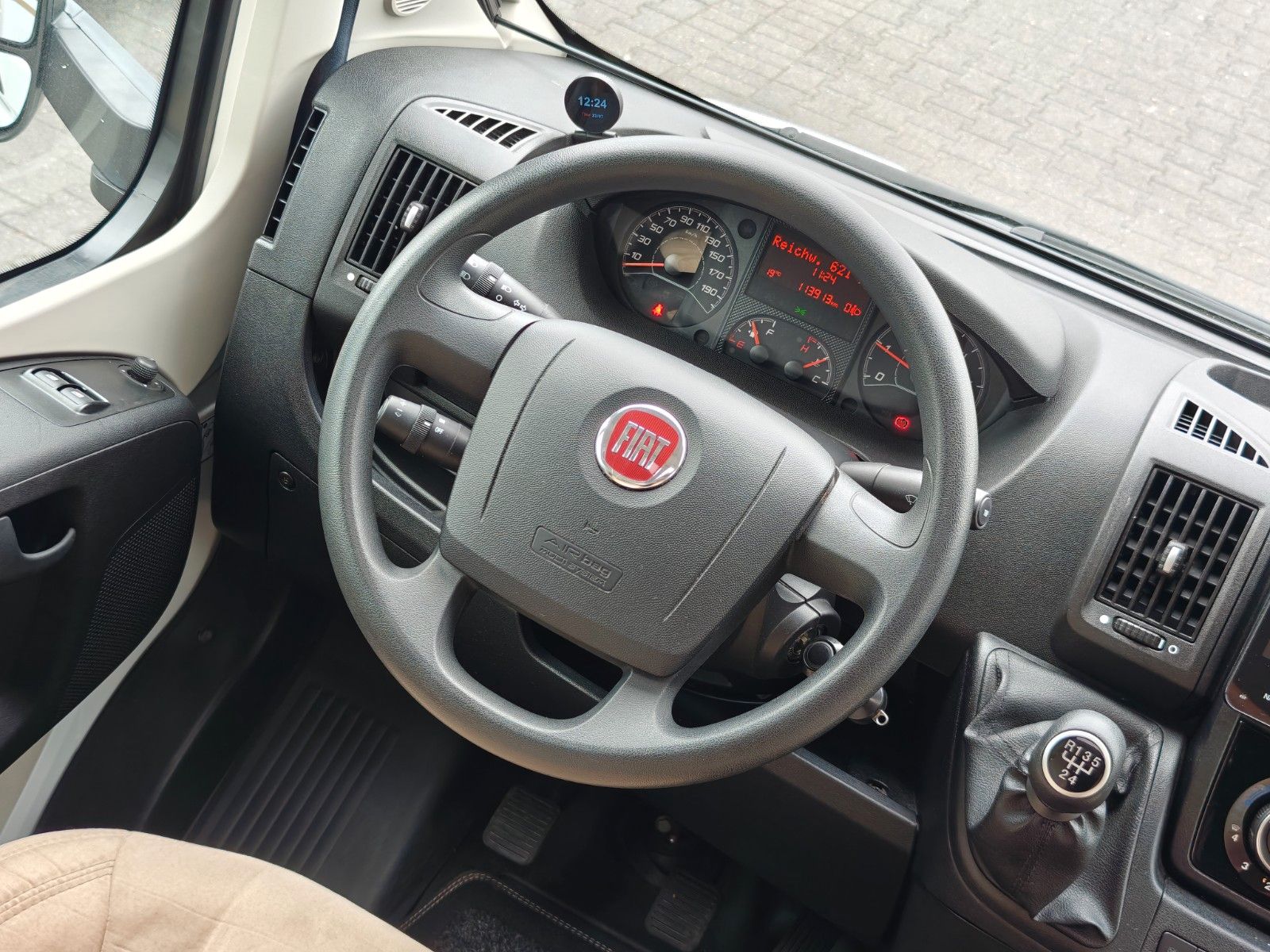 Fahrzeugabbildung Carado T-334 - Hubbett, SAT, TV, Navi, Markise -