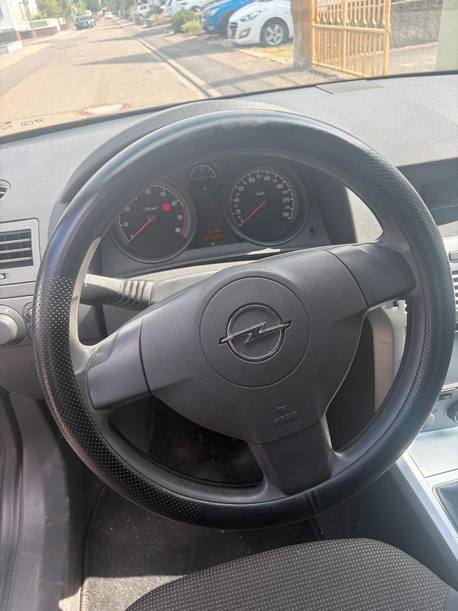 Opel Astra 2009 — photo 7