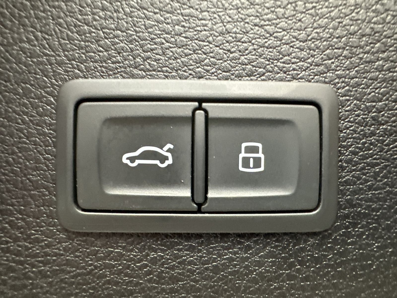 Fahrzeugabbildung Audi Q5 55 TFSIe Qu S-Line NAV+LED+AHK+VCOCK+PANO+SHZ