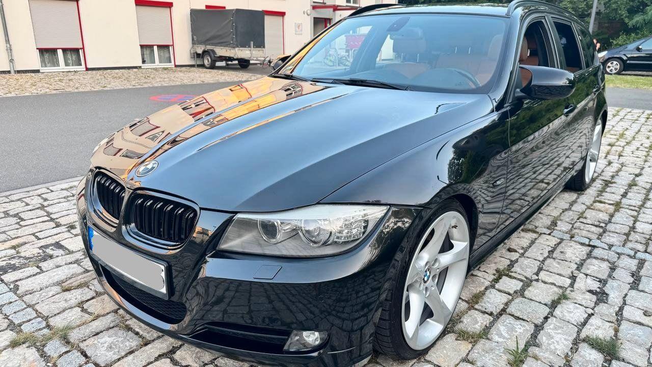 BMW 320 2010 — interior