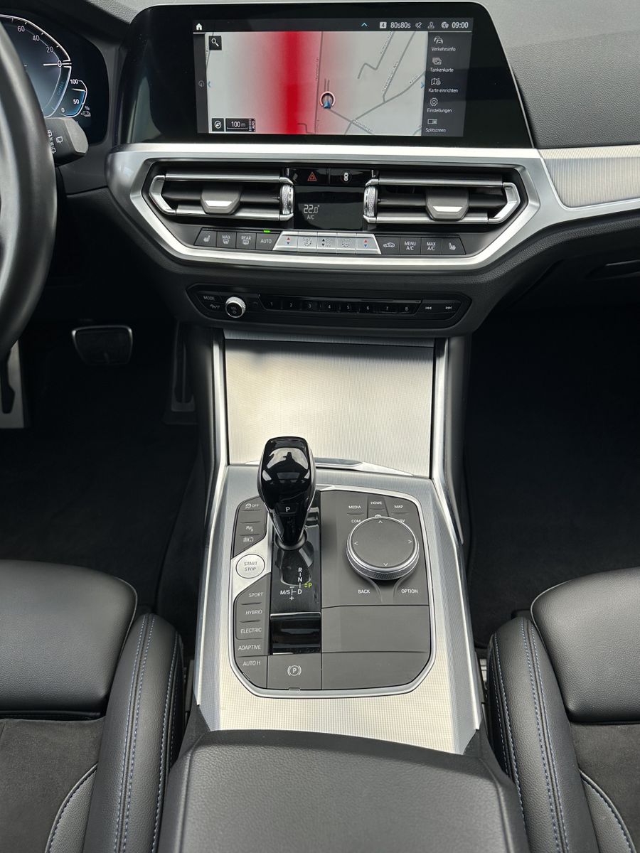 Fahrzeugabbildung BMW 330e Touring xDrive M-Sport NAV+LED+PANO+AHK+SHZ