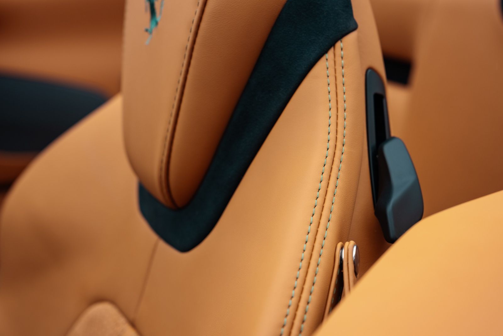 Fahrzeugabbildung Ferrari Roma Spider CARBON/SURROUND/HISTORICAL COLOUR